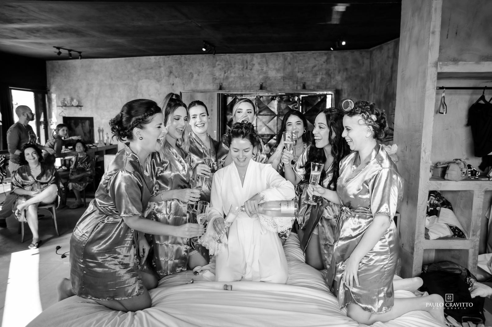 Noiva com madrinhas na suíte