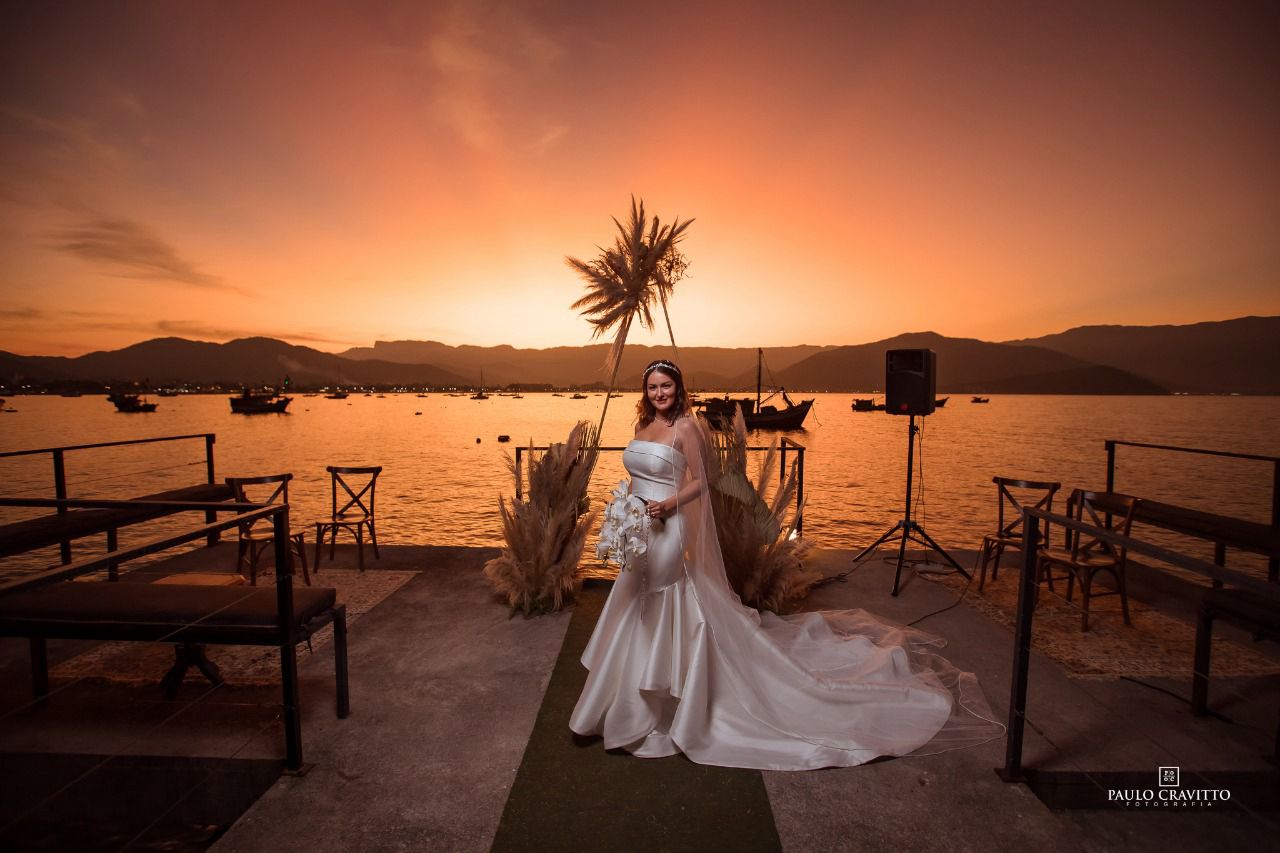 Noiva no pier com vista para o mar