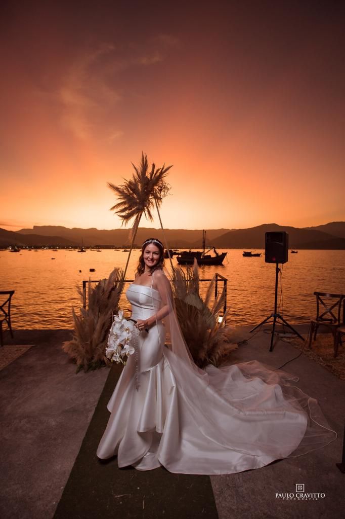 Noiva no pier ao pôr do sol
